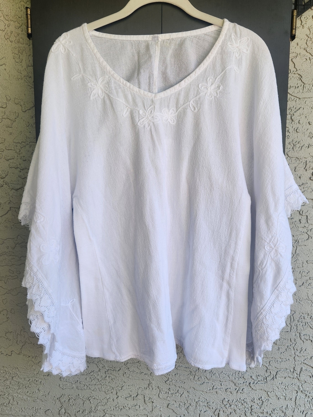 Women's White Embroidered V-Neck Peasant Blouse Batwing Sleeve Size Medium Boho
